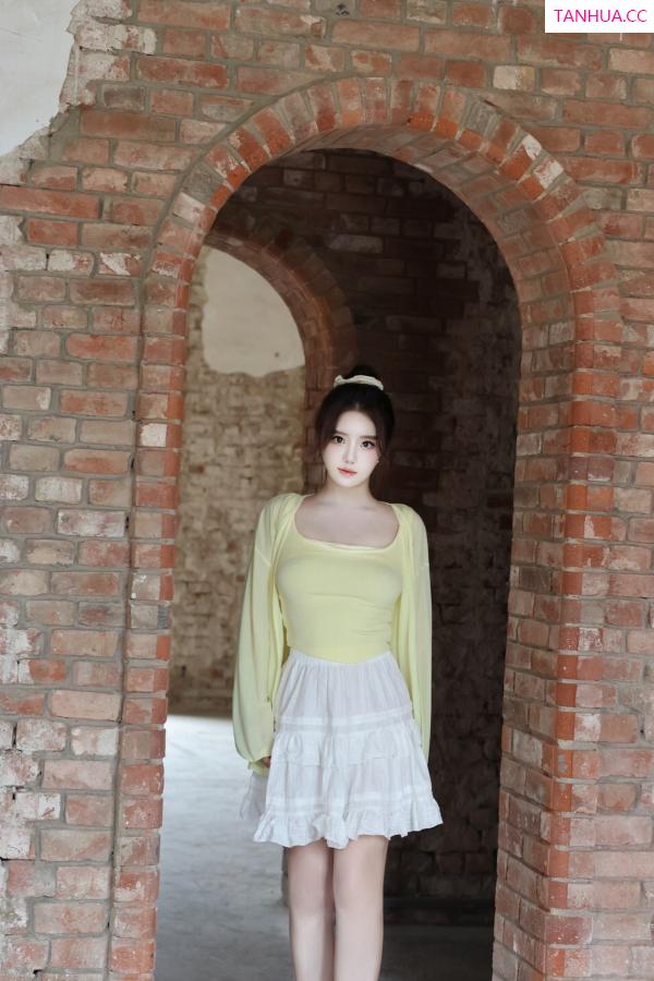   [XiuRen]高清写真图 2024.08.16 No.9024 小薯条nienie 美乳性感第17张图片